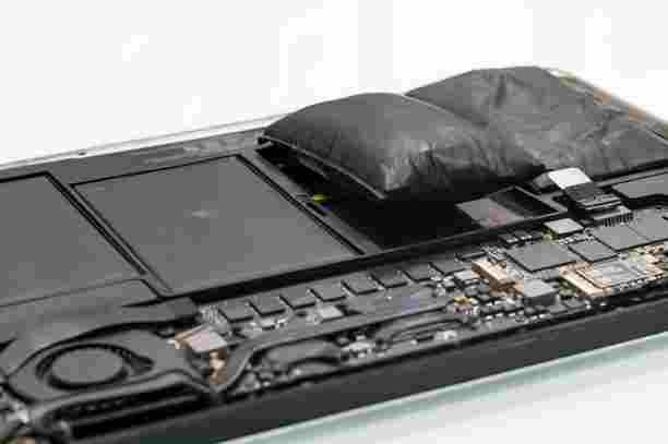 Alt="What damages laptop battery"
Alt="laptop's damaged battery"